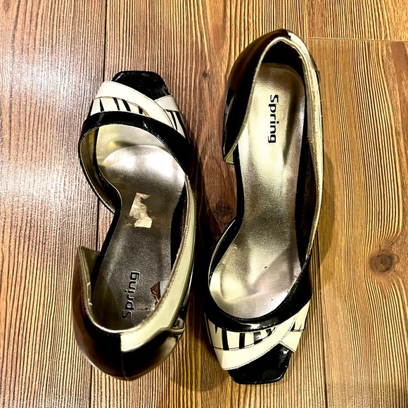 Super classy ‘Spring’ black & white 3” peep toe heels - Picture 2 of 10
